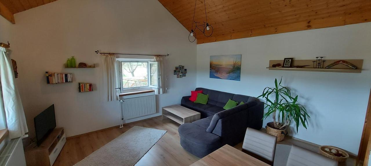 Ruhig Gelegene Ferienwohnung Im Gruenen Mit Terrasse Und Kleinem Garten Rotthalmuenster エクステリア 写真