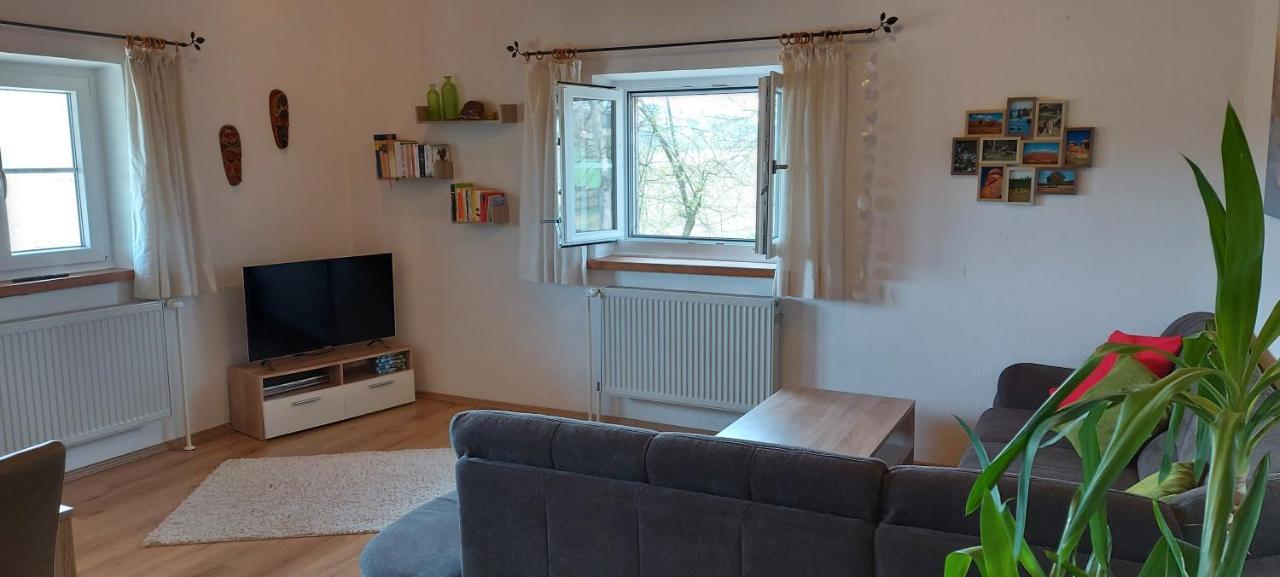 Ruhig Gelegene Ferienwohnung Im Gruenen Mit Terrasse Und Kleinem Garten Rotthalmuenster エクステリア 写真