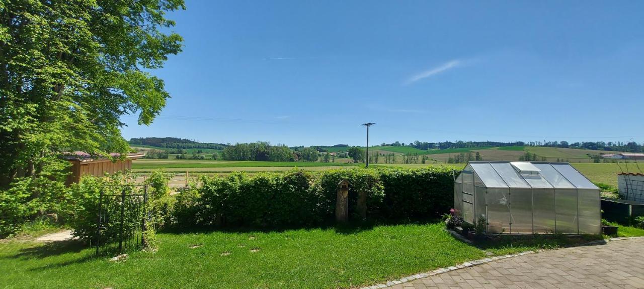 Ruhig Gelegene Ferienwohnung Im Gruenen Mit Terrasse Und Kleinem Garten Rotthalmuenster エクステリア 写真