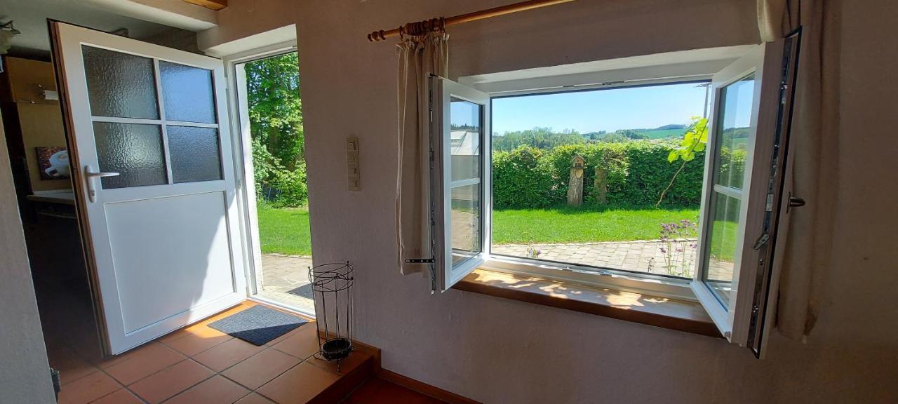 Ruhig Gelegene Ferienwohnung Im Gruenen Mit Terrasse Und Kleinem Garten Rotthalmuenster エクステリア 写真