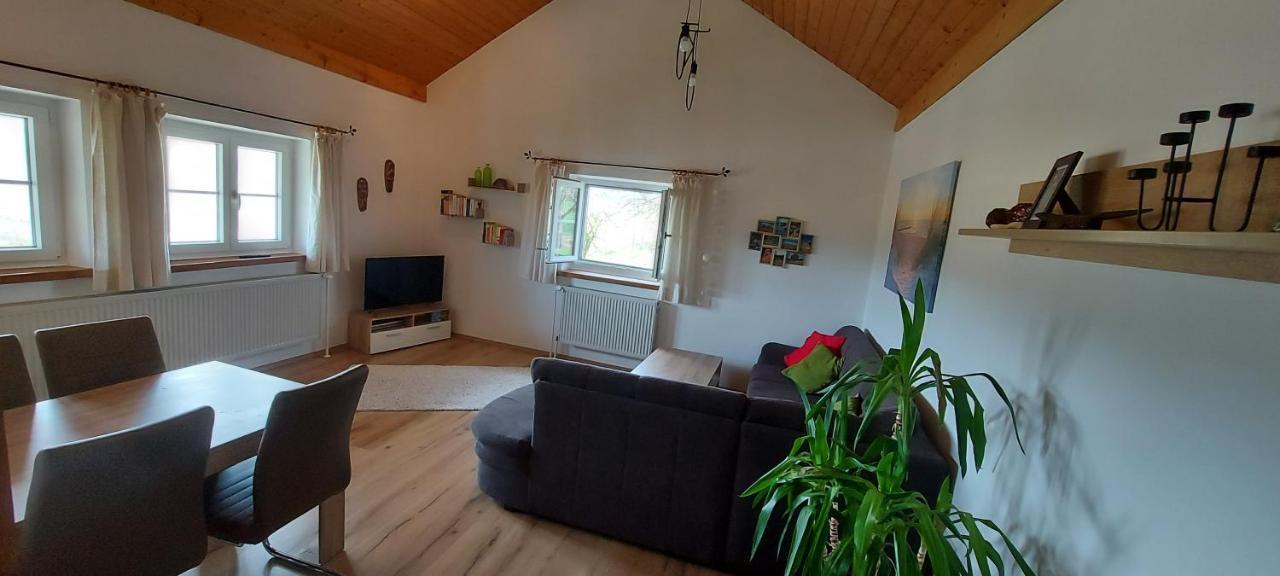 Ruhig Gelegene Ferienwohnung Im Gruenen Mit Terrasse Und Kleinem Garten Rotthalmuenster エクステリア 写真