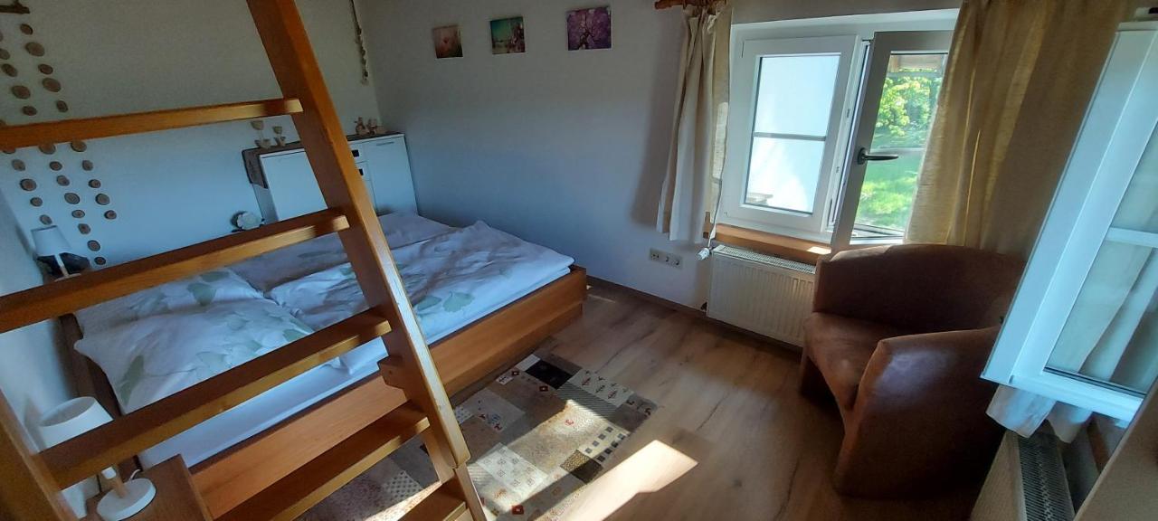 Ruhig Gelegene Ferienwohnung Im Gruenen Mit Terrasse Und Kleinem Garten Rotthalmuenster エクステリア 写真